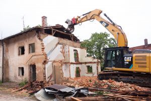Снос и демонтаж домов: необходимость и последствия