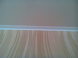 Микроплинтус для натяжных потолков купить — как выбрать и установить